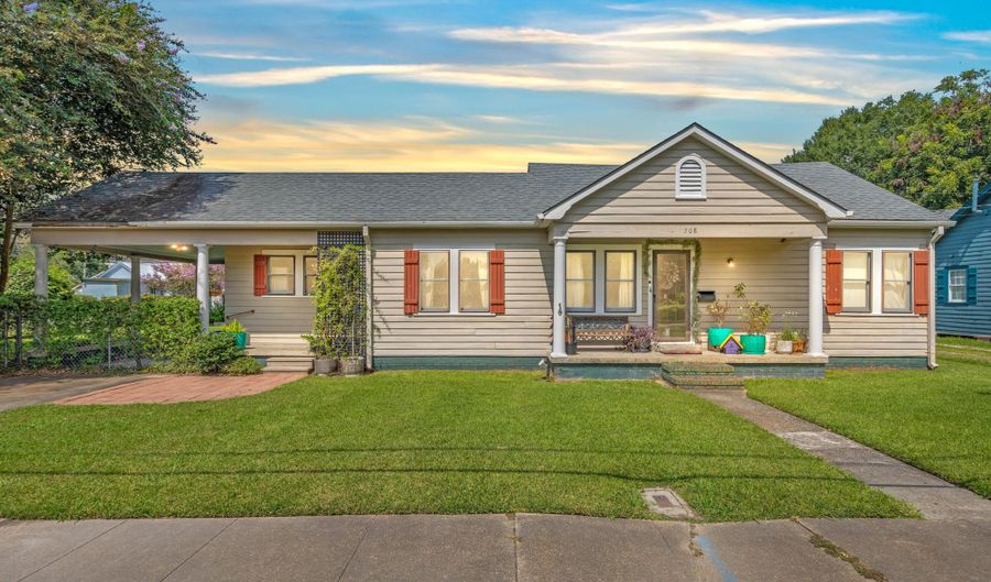 208 S Guegnon St, Abbeville, LA 70510 - 3 Beds, 2 Bath