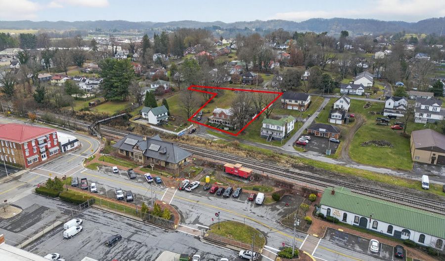 302 SW Front St, Abingdon, VA 24210 - 5 Beds, 3 Bath