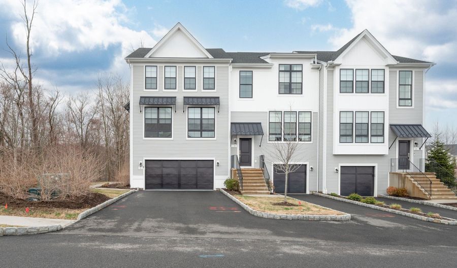 5 Brentwood Cir 5, Danbury, CT 06810 - 4 Beds, 4 Bath