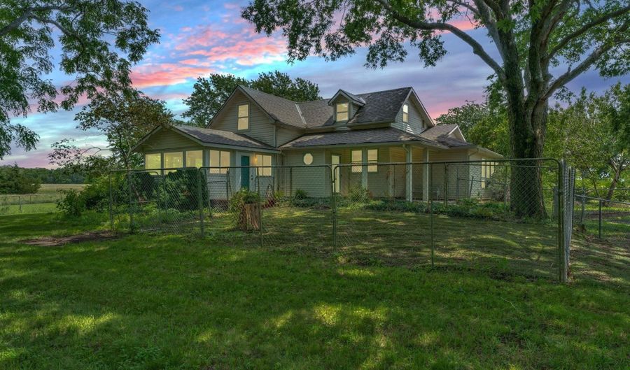 662 E 1452 Rd, Baldwin City, KS 66006 - 4 Beds, 3 Bath