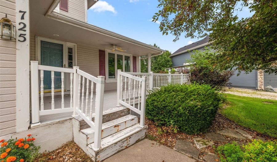 725 11th St SE, Altoona, IA 50009 - 3 Beds, 3 Bath