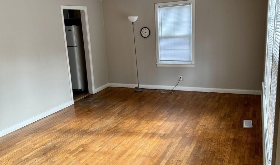 318 Spring St, Athens, AL 35611 - 3 Beds, 1 Bath