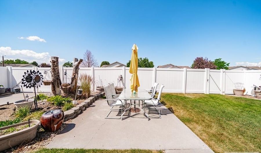 1459 S Windsor Dr, Ammon, ID 83406 - 3 Beds, 3 Bath