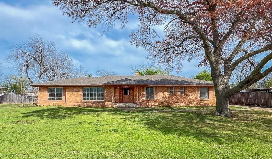 812 S Ash St, Archer City, TX 76351 - 3 Beds, 3 Bath