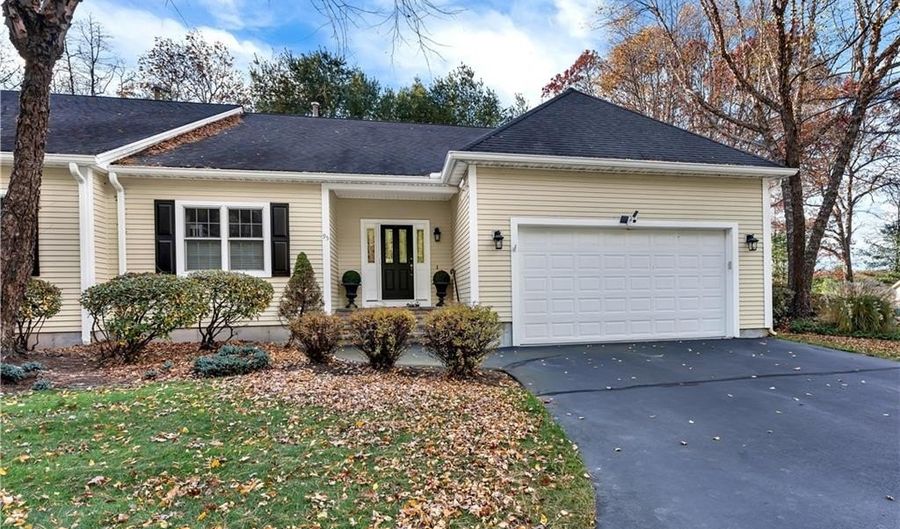 95 Crickett Cir, East Greenwich, RI 02818 - 2 Beds, 2 Bath