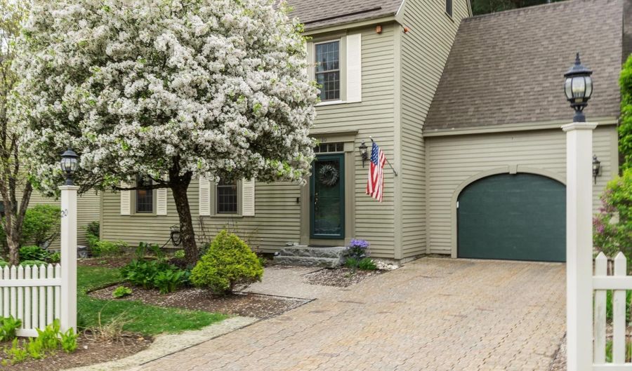 20 Lamplight Dr 29, Atkinson, NH 03811 - 2 Beds, 3 Bath