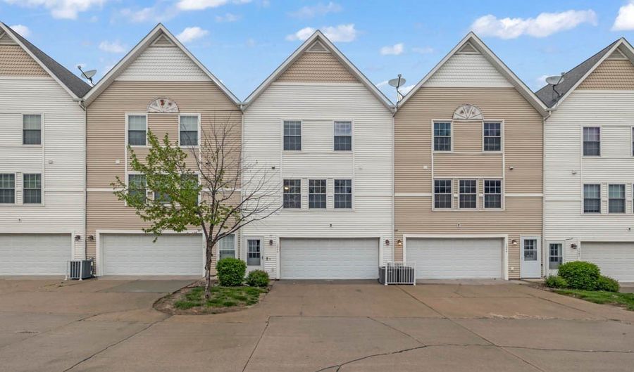 1046 10th Ave NW, Altoona, IA 50009 - 2 Beds, 2 Bath