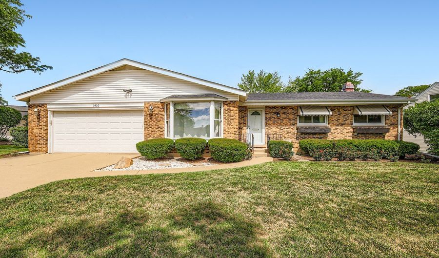 1410 W Lexington Dr, Arlington Heights, IL 60004 - 3 Beds, 2 Bath