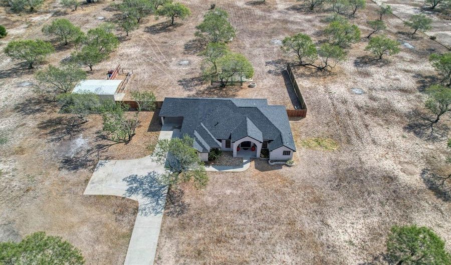 152 Summers Ln, Alice, TX 78332 - 3 Beds, 3 Bath