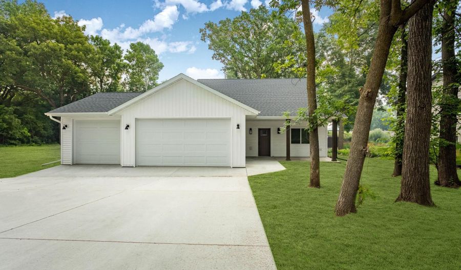 1011 Nokomis St, Alexandria, MN 56308 - 3 Beds, 2 Bath