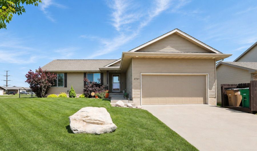 2727 15th St SW, Altoona, IA 50009 - 3 Beds, 2 Bath