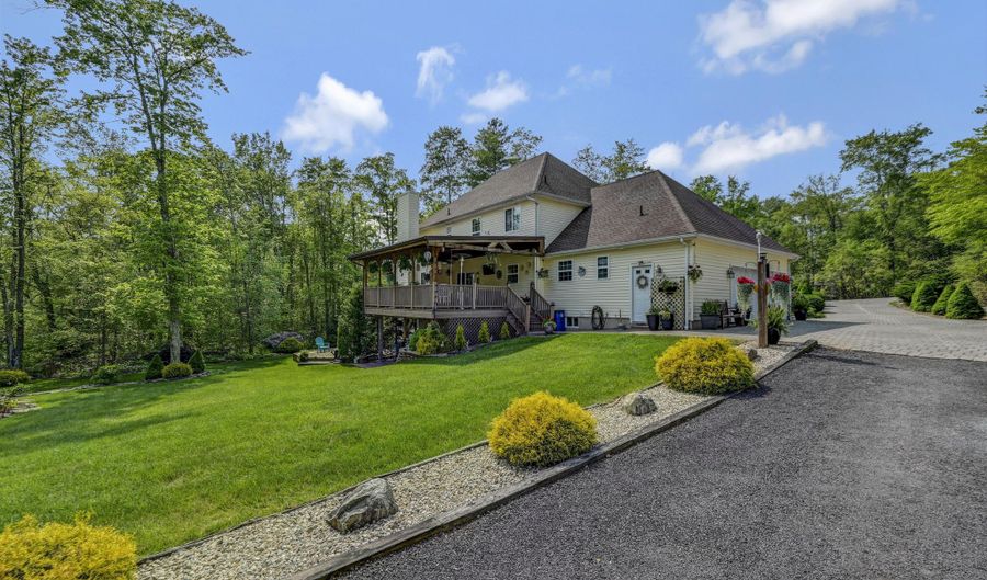 251 Scenic Dr, Blakeslee, PA 18610 - 4 Beds, 3 Bath