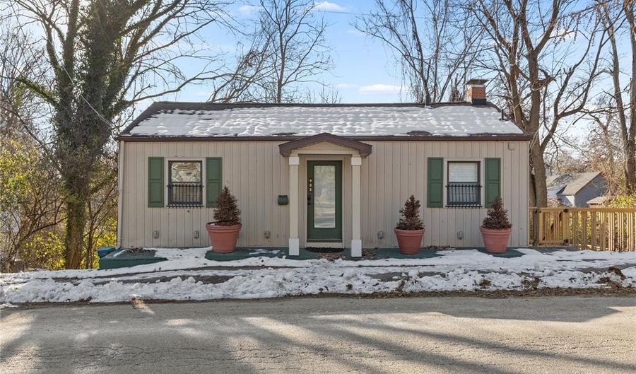 908 State St, Alton, IL 62002 - 2 Beds, 2 Bath