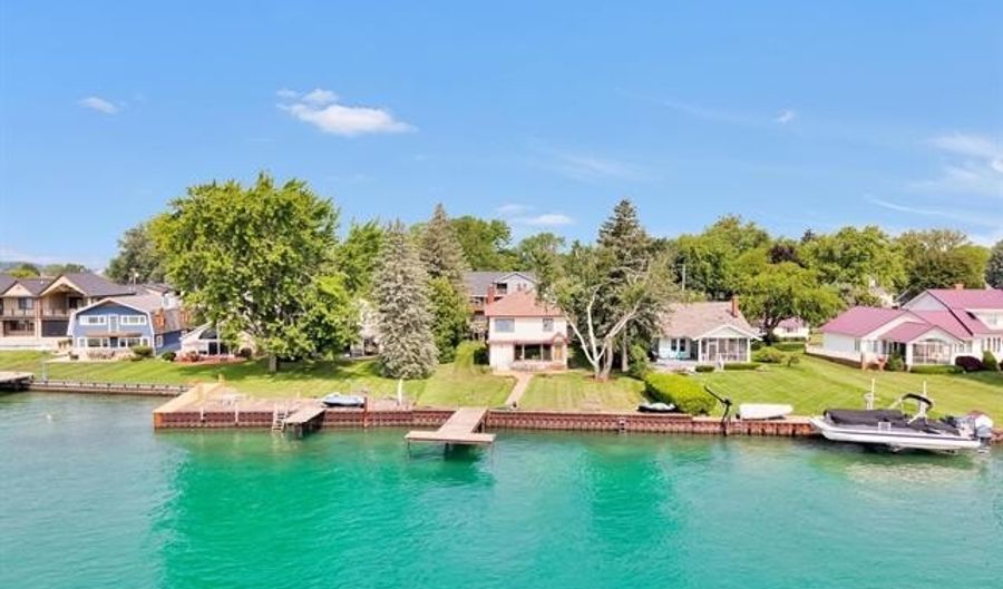 429 Edgewater, Algonac, MI 48001 - 5 Beds, 2 Bath