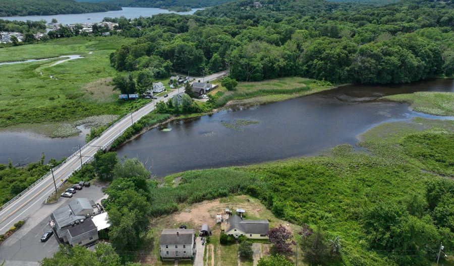 92 Water St, Chester, CT 06412 - 3 Beds, 1 Bath