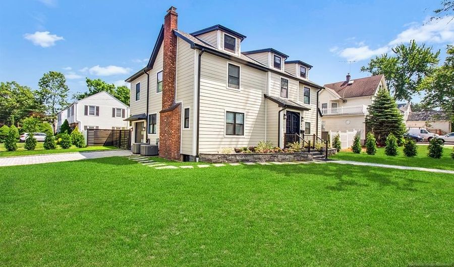 309 Clinton Ave, Bergenfield, NJ 07621 - 4 Beds, 5 Bath