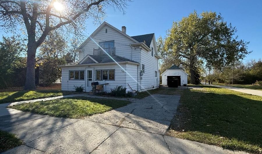 602 Bennett St, Bottineau, ND 58318 - 3 Beds, 2 Bath