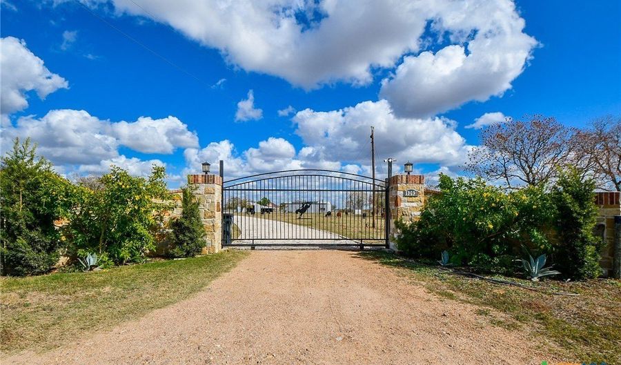 1093 Sunderman Rd, Alleyton, TX 78935 - 6 Beds, 5 Bath