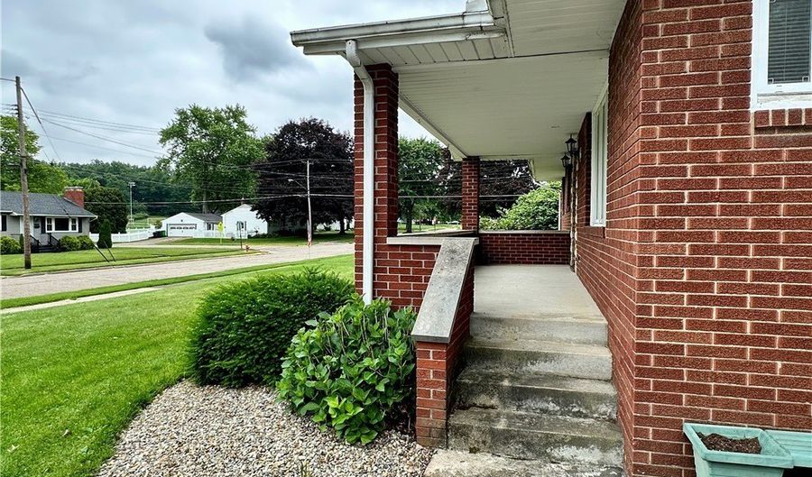 2355 Pleasant Pl, Alliance, OH 44601 - 3 Beds, 2 Bath