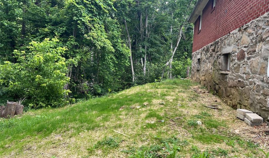 988 N Fork Rd, Barnardsville, NC 28709 - 2 Beds, 1 Bath