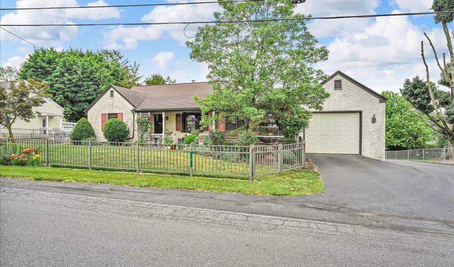 4 N CONESTOGA VIEW Dr, Akron, PA 17501 - 3 Beds, 3 Bath