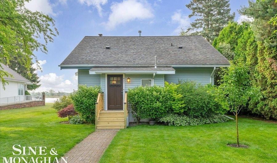 421 Edgewater, Algonac, MI 48001 - 3 Beds, 2 Bath