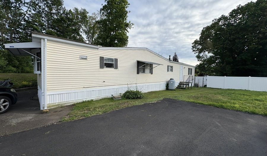 525 E Main St 33, Branford, CT 06405 - 2 Beds, 1 Bath