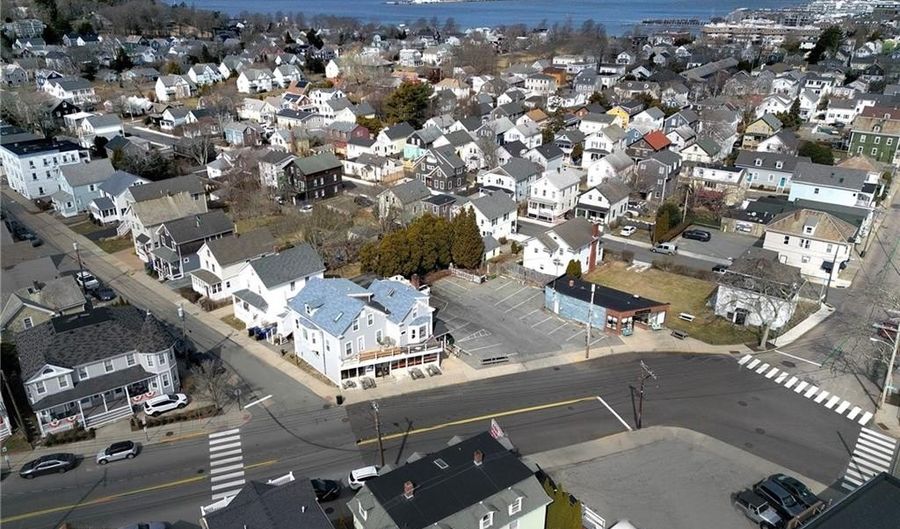 7 Carroll Ave 2, Newport, RI 02840 - 4 Beds, 3 Bath