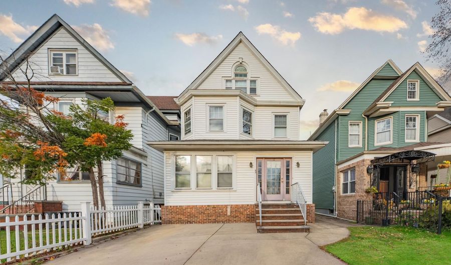17 E 39TH St, Bayonne, NJ 07002 - 5 Beds, 3 Bath