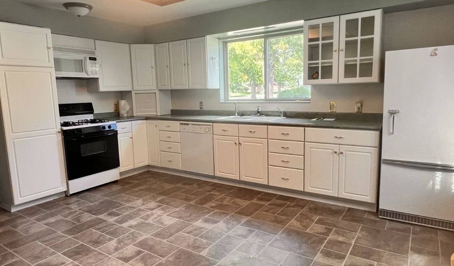 819 Black Hills Ave, Alliance, NE 69301 - 3 Beds, 1 Bath