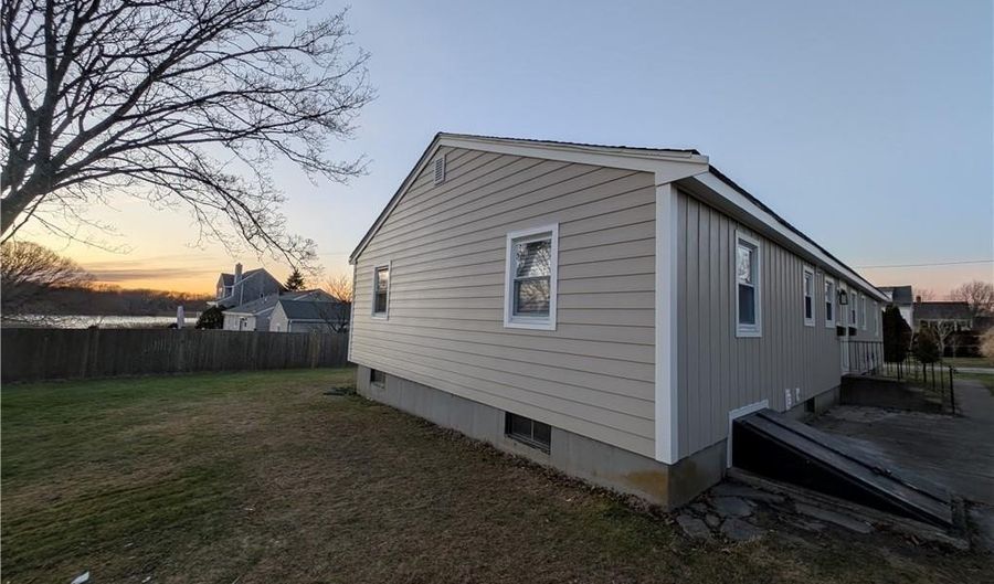 4 Almy Ct 2, Newport, RI 02840 - 2 Beds, 1 Bath