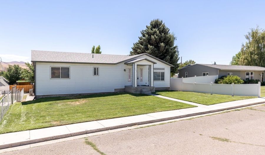 213 Ash St, Carlin, NV 89822 - 4 Beds, 3 Bath