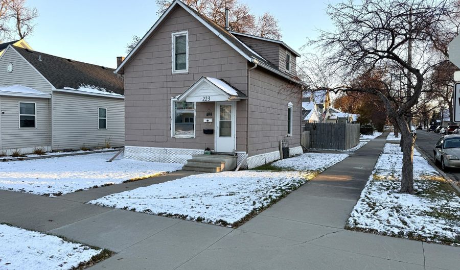 223 SW 9th Ave, Aberdeen, SD 57401 - 2 Beds, 1 Bath