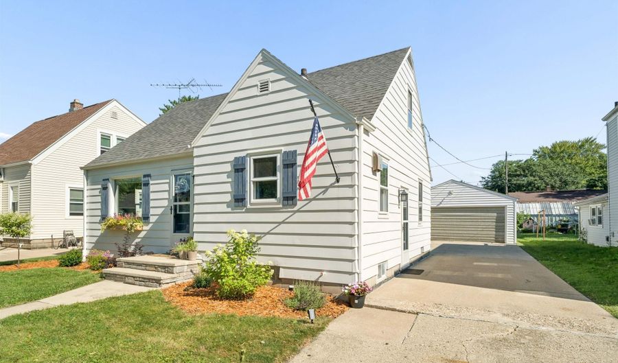 1352 W COMMERCIAL St, Appleton, WI 54914 - 3 Beds, 1 Bath
