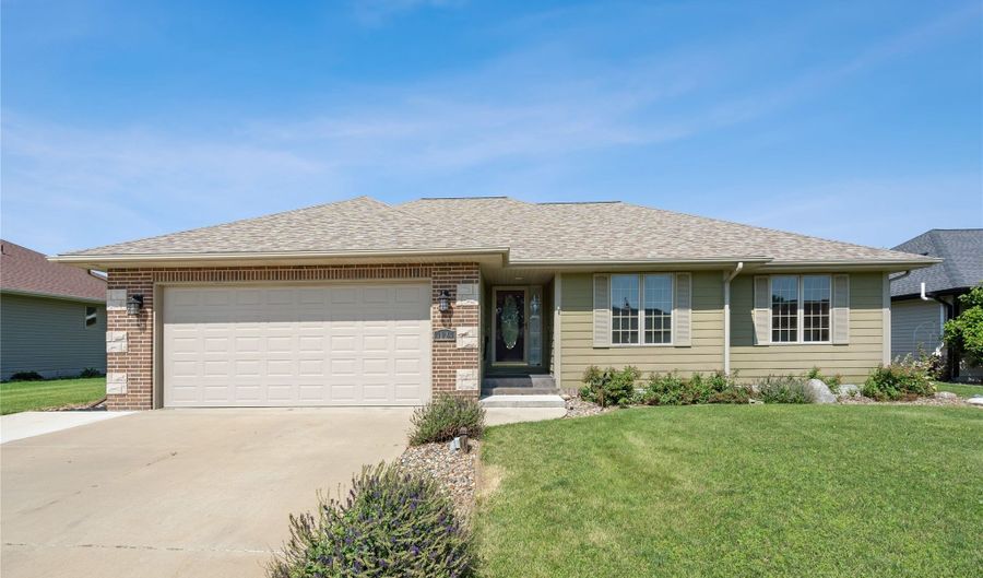1124 12th Ave SE, Altoona, IA 50009 - 3 Beds, 3 Bath