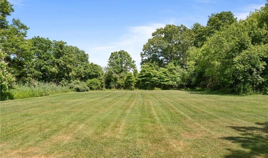 1472 Wampanoag Trl, East Providence, RI 02915 - 3 Beds, 2 Bath