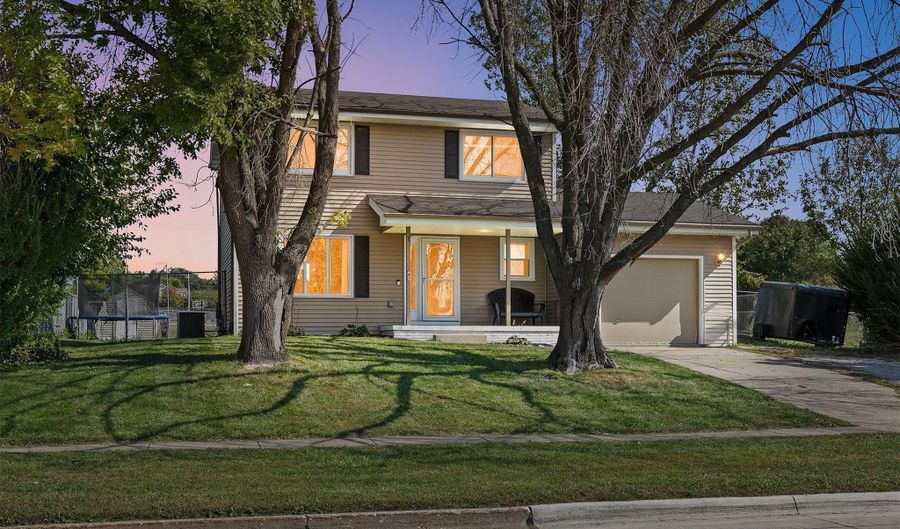 215 19th Ave SW, Altoona, IA 50009 - 3 Beds, 2 Bath