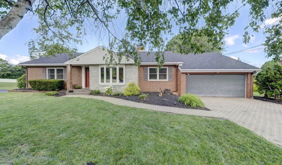 136 Juniper Ln, Berlin, CT 06037 - 3 Beds, 2 Bath