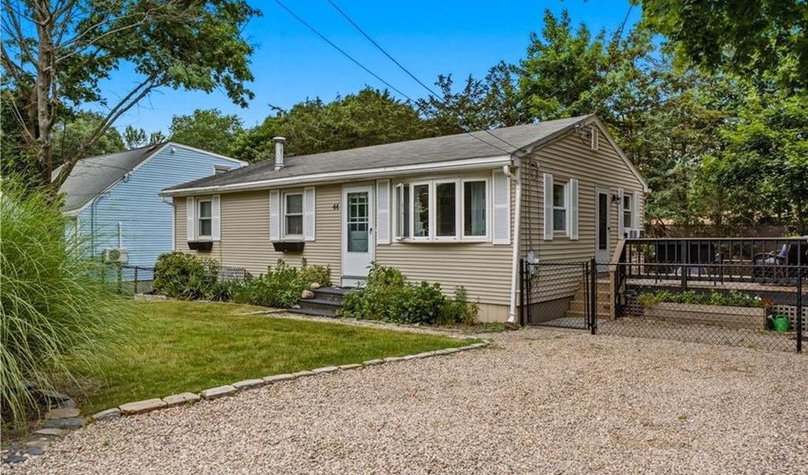 44 Highbank Ave, North Kingstown, RI 02852 - 3 Beds, 2 Bath