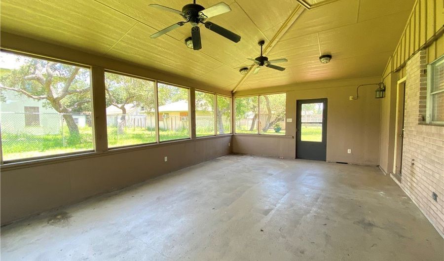 536 W Yoakum Ave, Aransas Pass, TX 78336 - 3 Beds, 3 Bath