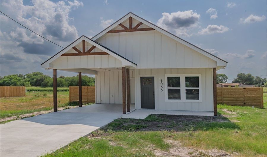 1055 N King St, Alice, TX 78332 - 3 Beds, 2 Bath