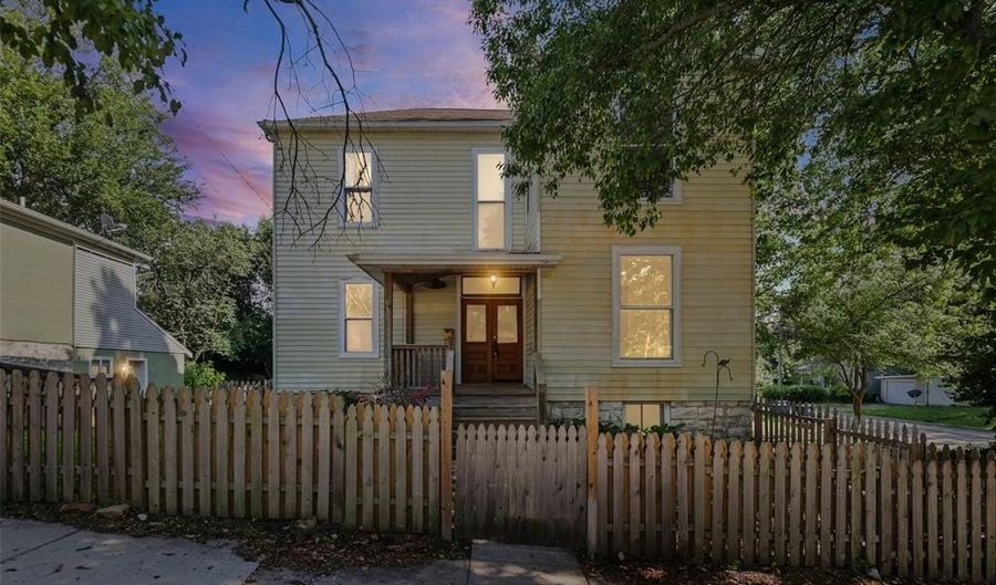 407 E 9th St, Alton, IL 62002 - 4 Beds, 2 Bath