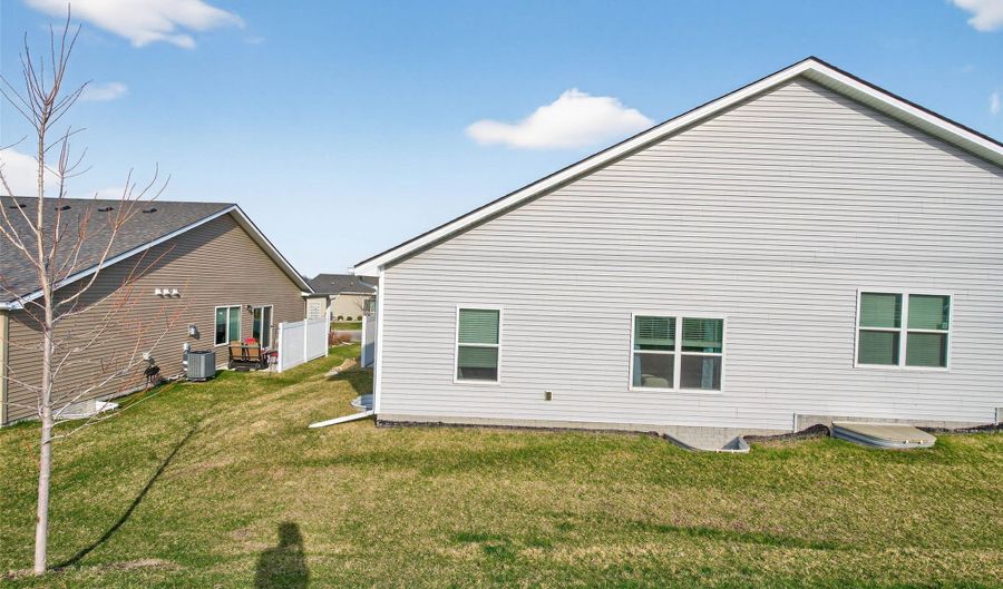1421 Primrose Dr SE, Altoona, IA 50009 - 3 Beds, 3 Bath