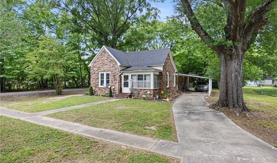 405 NE 3rd St, Atkins, AR 72823 - 2 Beds, 2 Bath