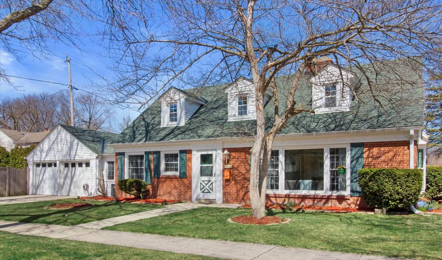 180 E Montclaire Ave, Whitefish Bay, WI 53217 - 4 Beds, 3 Bath