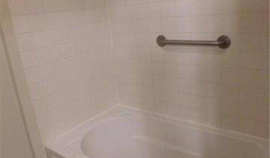 2719 BAYOU VIEW St, Alexandria, LA 71301 - 2 Beds, 2 Bath