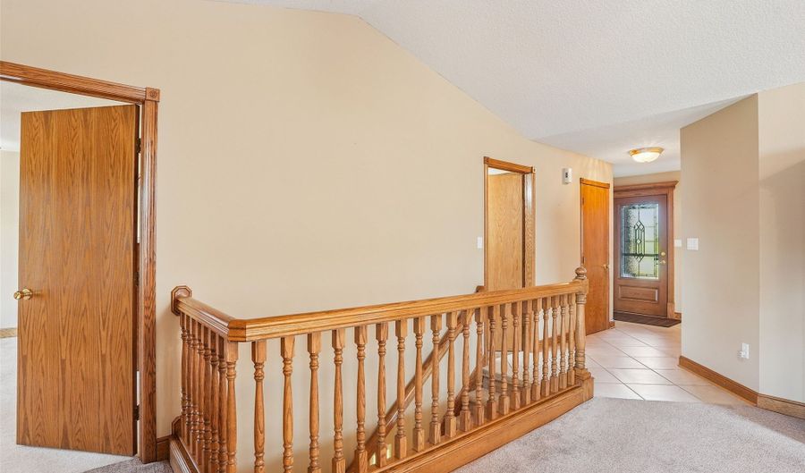 1046 8th St SE, Altoona, IA 50009 - 3 Beds, 3 Bath