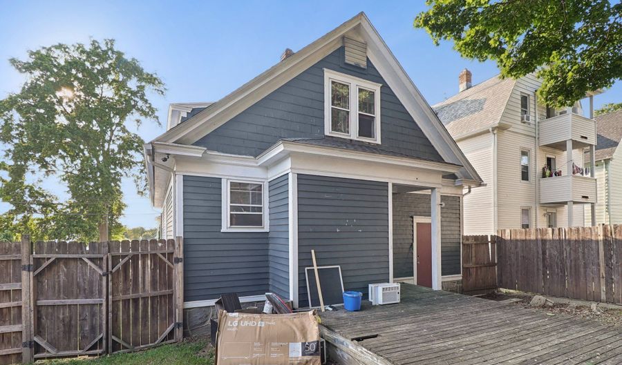 30 Dover St, Bridgeport, CT 06610 - 3 Beds, 1 Bath