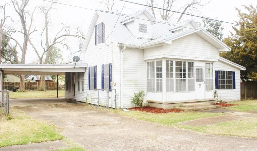 215 4th St, Abbeville, LA 70510 - 2 Beds, 2 Bath