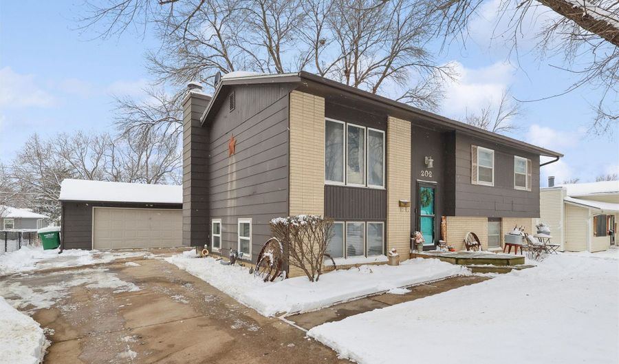 202 NE Crestmoor Pl, Ankeny, IA 50021 - 4 Beds, 2 Bath